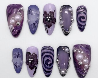 3D-hibiscus en libel pers op nagels | Paarse lavendel-amandel nepnagels | Mystical Swirl Pearl Luxe niet-overeenkomende nailart