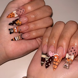Herbstliche Nageldesigns mit 3D-Bär, Schleife und Kürbis | Lange, künstliche Stiletto-Nägel im French-Stil | Süße, handgemachte Nagelkunst für Herbst und Halloween