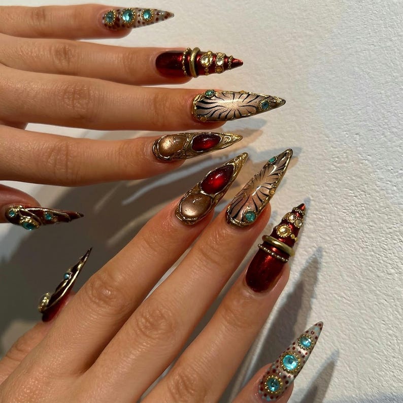 Ongles à coller Ambre Royal avec monture dorée, rubis et motif zèbre ...