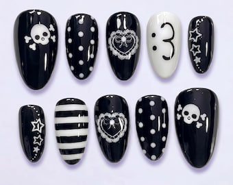 Mismatched Y2K Emo Press on Nails mit Schädelspitze Herz & Sterne | Gefälschte Nägel in Kurz Mandel | Schwarz weiße Szene Goth Kunst