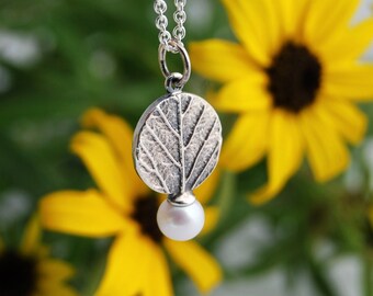 Circular leaf pendant - Leaf and pearl - White pearl pendant - Circle white pearl - Botanical pendant