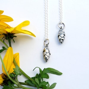 Silber Hemlock Kegel Charme - Schierlhalskette - silberner Schierling Kegel - Baumzapfen Charme - botanischer Charme - botanischer Anhänger
