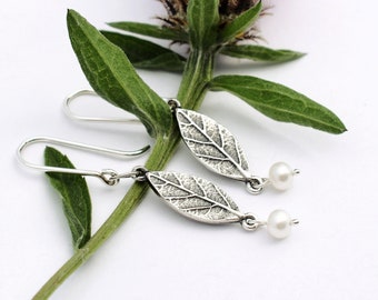 Dangling leaf earrings -Pearl botanical earrings - Leaf earrings - White pearlearrings - Botanical earrings - Drop leaf earrings