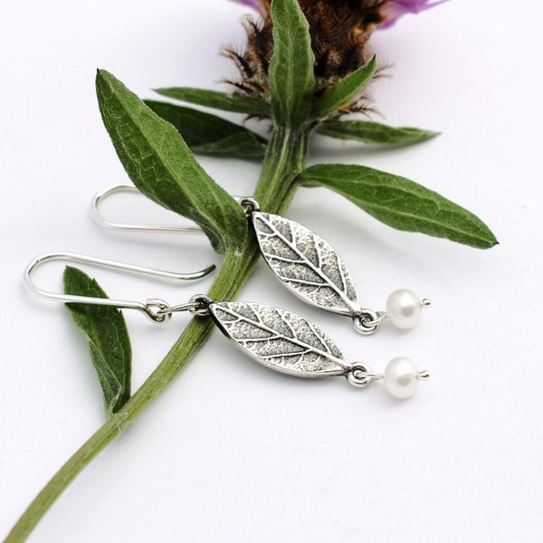 Dangling leaf earrings -Pearl botanical earrings - Leaf earrings - White pearlearrings - Botanical earrings - Drop leaf earrings