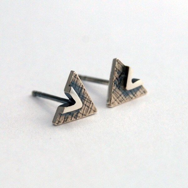 Boucles d'oreilles géométriques de clous de triangle