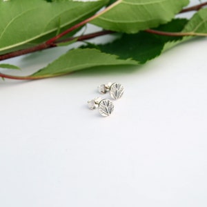 Puede incluir: Un par de pendientes de plata con dise&ntilde;o de hoja. Los pendientes son peque&ntilde;os y delicados, y ser&iacute;an un gran regalo para alguien que ama la naturaleza.