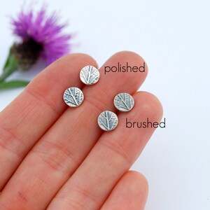 Puede incluir: Cuatro pendientes de bot&oacute;n de plata con un dise&ntilde;o de hoja. Dos pendientes est&aacute;n pulidos y dos est&aacute;n cepillados.