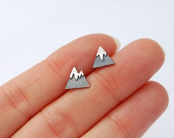 Boucles d'oreilles montagne en argent. clous de montagne en argent. montagne d'argent. bijoux de montagne