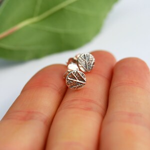 Puede incluir: Un par de pendientes de plata con dise&ntilde;o de hoja. Los pendientes son peque&ntilde;os y delicados, y ser&iacute;an un gran regalo para alguien que ama la naturaleza.