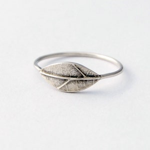 Bague botanique en argent sterling avec une feuille texturée délicate