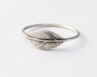 Bague botanique en argent sterling avec une feuille texturée délicate