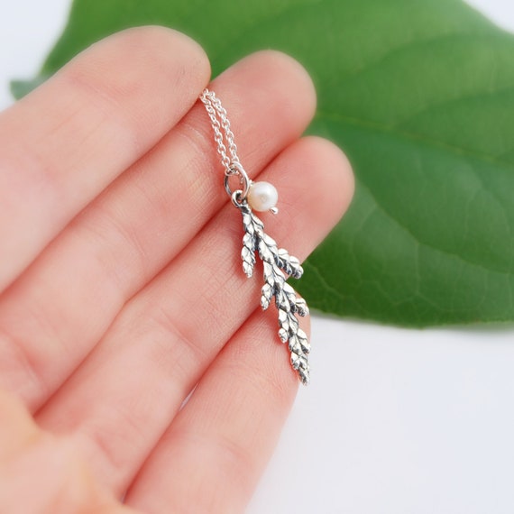 Thuja Anhnger - kleiner Anhnger aus Zeder - Thuja Halskette - Silber  Zeder Anhnger - botanischer Charme - botanische Halskette - Natur Schmuck  - Etsy.de