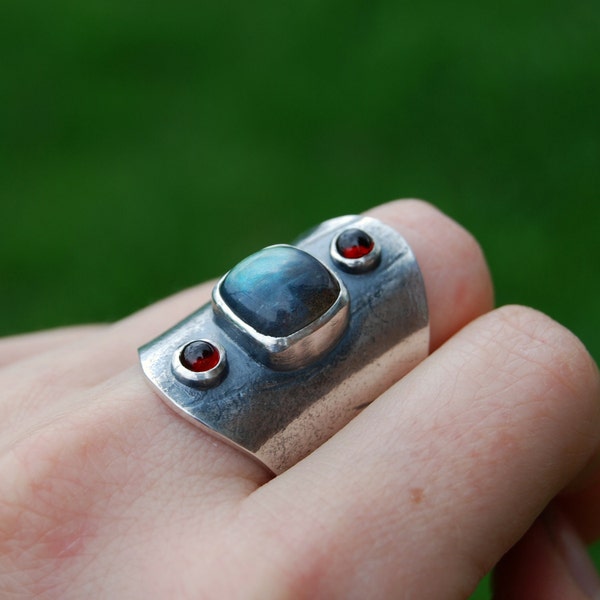 The Impostor - sterling silver ring with labradorite and garnet cabochons