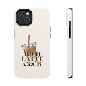 Puede incluir: Funda de teléfono blanca con un gráfico de un café con leche helado y una pajita roja. Las palabras "ICED LATTE CLUB" están impresas en marrón. La funda tiene detalles negros para la cámara y los botones.