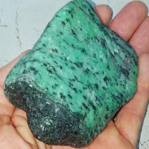 Rubin in Zoisit, lebhafter Rubin in grünem Zoisit, der Leidenschaft, Wachstum und Ausgeglichenheit fördert, sowohl ein anregendes Stück als auch eine mutige natürliche Darstellung