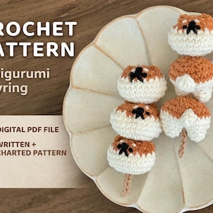 Może przedstawiać: Rustykalny drewniany znak z napisem "Welcome" w stylu ręcznym. Znak jest pomalowany na biało z postarzanym wykończeniem i posiada dekoracyjny element kwiatowy. Tło to rozmyty obraz drewnianej powierzchni.