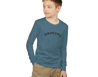 Camiseta juvenil de manga larga con texto arqueado TAKEDOWN / tipografía minimalista