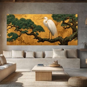 Può includere: Una stampa d'arte murale rettangolare con un'airone bianco appollaiato sul ramo di un albero. L'opera d'arte ha uno sfondo dorato con fogliame verde e un tronco d'albero marrone scuro. L'airone è rivolto verso destra.