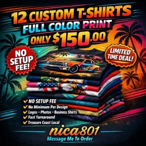 Puede incluir: Imagen promocional de camisetas personalizadas, con una pila de camisetas con diseños vibrantes. El texto incluye "12 Custom T-Shirts, Full Color Print" y "¡Sin tarifa de configuración!" y "¡Oferta por tiempo limitado!" La imagen también tiene palmeras.