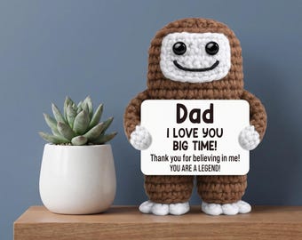 Regalo de Bigfoot hecho a mano a crochet para el Día del Padre – Figura de Sasquatch amigurumi para escritorio – Papá, te amo (coleccionable)
