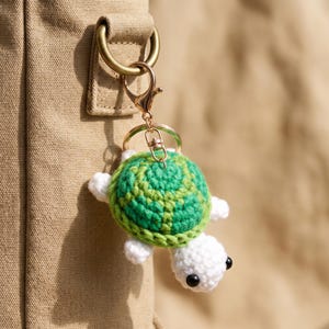 かぎ針編みのカメのキーホルダー、手作りのあみぐるみカメのバッグチャーム、かわいいウミガメのギフト