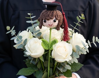 Adorno para pastel de graduación de niña, adorno floral de gorro de graduación de ganchillo, decoración para fiesta de graduación, lindo accesorio para fotos de amigurumi