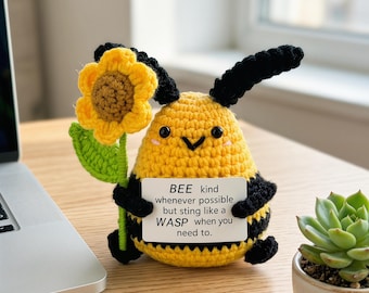 Abeja de bolsillo, llavero de abeja de ganchillo en miniatura, mini peluche de abeja con tarjeta positiva, decoración de escritorio para amantes de las abejas.