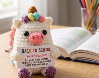 Unicornio de peluche hecho a mano a crochet con tarjeta de regreso a clases, animal de peluche de apoyo emocional, regalo motivacional para decorar el escritorio de los estudiantes.