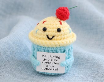 Peluche de cupcake de ganchillo hecho a mano con tarjeta positiva, decoración de escritorio de apoyo emocional, lindo regalo inspirador para estudiantes de oficina.