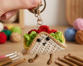 Handgemachter gehäkelter Sandwich-Schlüsselanhänger mit Beinen, niedlicher Amigurumi-Essen-Schlüsselanhänger, Kawaii-Taschenanhänger-Geschenk für Frauen-Mädchen