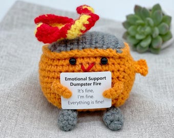 Peluche de ganchillo con diseño de contenedor de basura en llamas para apoyo emocional, compañero de escritorio divertido, regalo para aliviar la ansiedad, decoración de oficina kawaii hecha a mano con tarjeta de ánimo.
