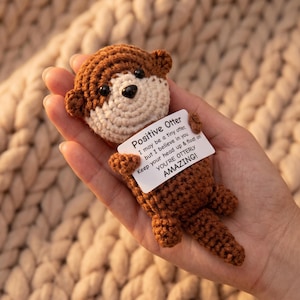 Virkad utterplysch, emotionellt stöd till skrivbordet, fickkramgåva, handgjord amigurumi-utter, positiv uppmuntrangåva
