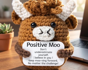 Ręcznie robiony na szydełku prezent na Dzień Ojca w postaci krowy szkockiej, śliczna figurka krowy amigurumi z kartką MOO, kolekcjonerska ozdoba na biurko