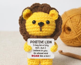Peluche de león positivo hecho a mano con ganchillo, decoración motivacional para escritorio, animal de peluche de apoyo emocional, regalo de graduación, juguete para aliviar el estrés.