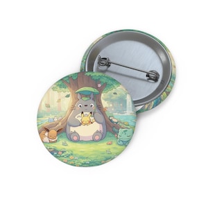 Peut inclure: Un bouton rond avec une illustration fantaisiste de Totoro et Pikachu sous un arbre, avec d'autres personnages animés dans un cadre forestier. Le bouton a un dos en épingle métallique et un design coloré et détaillé.
