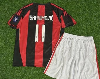 Zlatan Ibrahimović #11 AC Milan Equipación local 2010-2011 Camiseta y pantalón corto rojos y negros Uniforme de fútbol para adultos y niños
