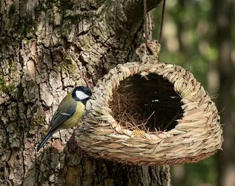 Handgeweven vogelnestkast van natuurlijk stro, tuinschuilplaats, veilige haven voor vogels