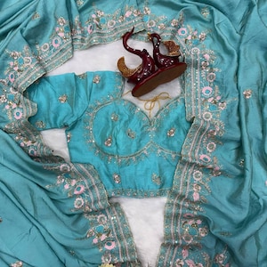 Conjunto de sari de seda Vichitra verde mar con blusa de trabajo pesado bordada con lentejuelas y flores.