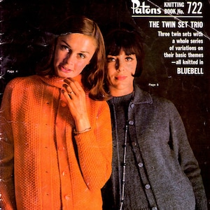 Peut inclure: Couverture d'un livre de tricot vintage avec deux femmes portant des ensembles jumeaux. L'une porte un cardigan orange, l'autre gris. Le texte indique "THE TWIN SET TRIO" et "BLUEBELL".