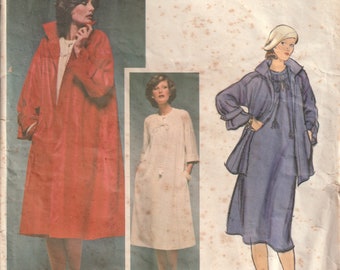 Könnte beinhalten: Ein Vintage-Schnittmuster mit drei verschiedenen Kleiderdesigns. Das Schnittmuster ist für einen roten Mantel, ein weißes Kleid und ein blaues Kleid. Das Schnittmuster stammt von Vogue American Designs von Geoffrey Beene und trägt die Nummer 1492.