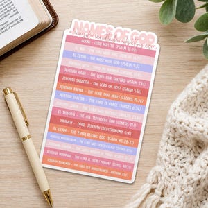 Può includere: Un adesivo con i nomi di Dio in vari colori, tra cui rosa, arancione e blu, con versetti biblici. Il testo include "Adoni - Signore Maestro". Una penna color oro e crema è appoggiata su una superficie di legno.