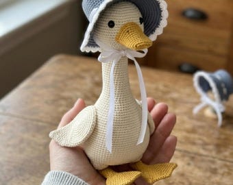 Pacchetto di schemi all'uncinetto di Mamma Oca in formato PDF | Piccola oca amigurumi con cappellino e mantello | Peluche di oca da fattoria | Giocattolo decorativo per la cameretta