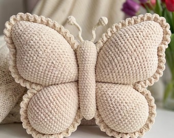 Schema PDF per cuscino a farfalla all'uncinetto, cuscino amigurumi a forma di farfalla, cuscino a farfalla in peluche, schema per decorazione cameretta all'uncinetto, idea regalo fai da te