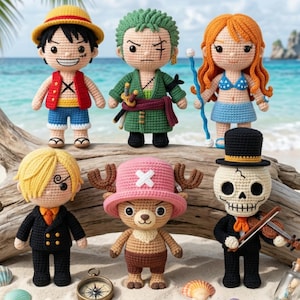 Può includere: Una collezione di sette bambole di personaggi all'uncinetto, ognuna con caratteristiche e abiti distintivi. Le bambole includono un personaggio con un cappello di paglia, una figura dai capelli verdi con una spada e un personaggio con un cappello rosa. Le bambole sono esposte su una spiaggia sabbiosa.