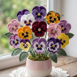 Könnte beinhalten: Ein Set aus drei Keramikbechern mit gesprenkelter, matter Oberfläche. Die Becher sind in den Farbtönen Creme, Hellgrau und Dunkelgrau gehalten. Jeder Becher hat ein schlichtes, minimalistisches Design, ideal für Kaffee oder Tee.