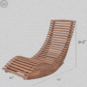 Op de afbeelding: Een houten schommelstoel met een lattenontwerp. De bruine stoel is 157,5 cm lang, 80 cm hoog en 56 cm breed. De stoel is ontworpen voor ontspanning in de buitenlucht.