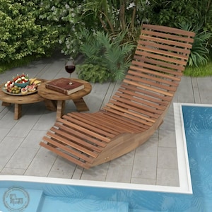 Op de afbeelding: Een houten chaise longue met latten, ideaal voor buiten. De stoel is gemaakt van warm getint hout en staat bij een zwembad. Een tafeltje met snacks en een boek staat in de buurt. Ongeveer 180 cm lang.