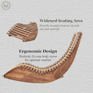 Op de afbeelding: Houten chaise longue met een ergonomisch ontwerp. De lounge heeft een verbreed zitgedeelte en is gemaakt van bruin hout. De afbeelding toont ook een voetensteun van 61 cm breed. De tekst in de afbeelding luidt "Widened Seating Area" en "Ergonomic Design."
