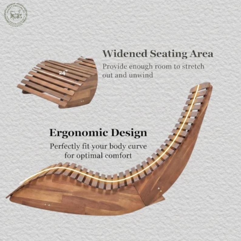 Op de afbeelding: Houten chaise longue met een ergonomisch ontwerp. De lounge heeft een verbreed zitgedeelte en is gemaakt van bruin hout. De afbeelding toont ook een voetensteun van 61 cm breed. De tekst in de afbeelding luidt "Widened Seating Area" en "Ergonomic Design."