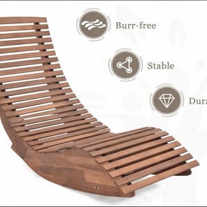 Op de afbeelding: Een houten chaise longue met een gebogen ontwerp. De stoel is gemaakt van horizontale houten latten en heeft een donkerbruine afwerking. De afbeelding bevat de tekst "Burr-free", "Stable" en "Durable".
